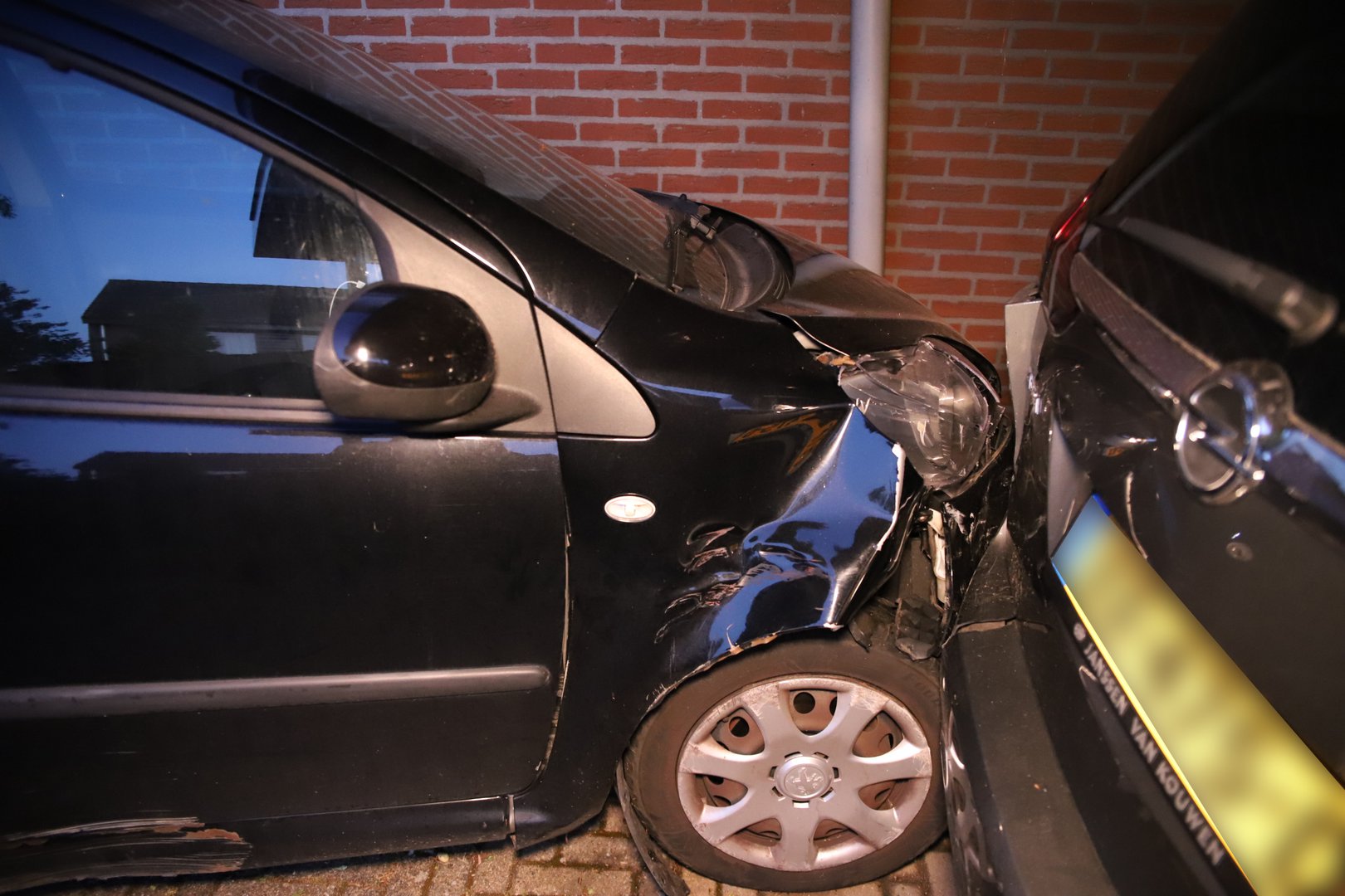 Auto crasht op oprit en tegen woning na politieachtervolging