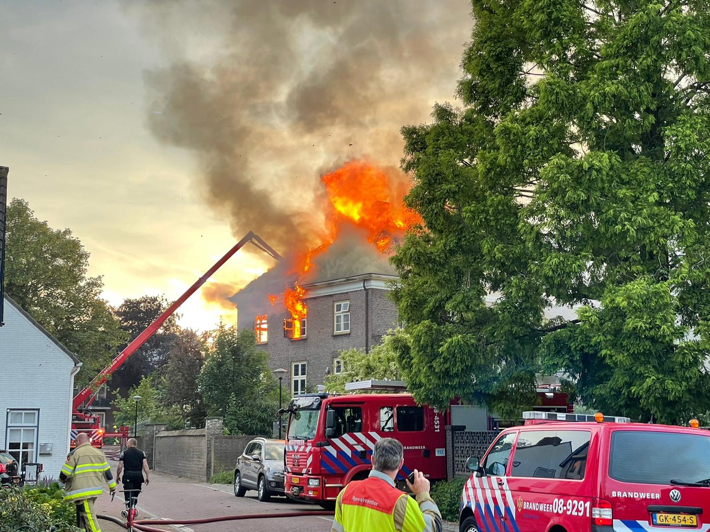 Pastorie volledig verwoest door brand: Vlammen sloegen hoog uit het gebouw