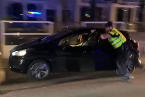 Agent meegesleurd aan auto, Nijmegenaar hoort twee jaar cel eisen