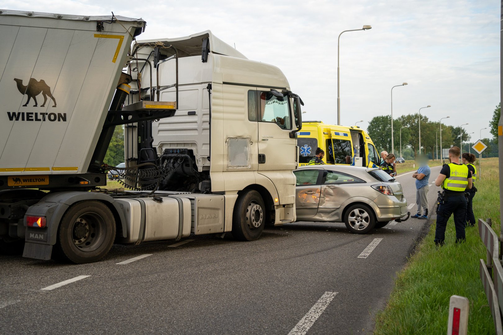 Auto wordt meters meegesleept door vrachtwagen in Beek