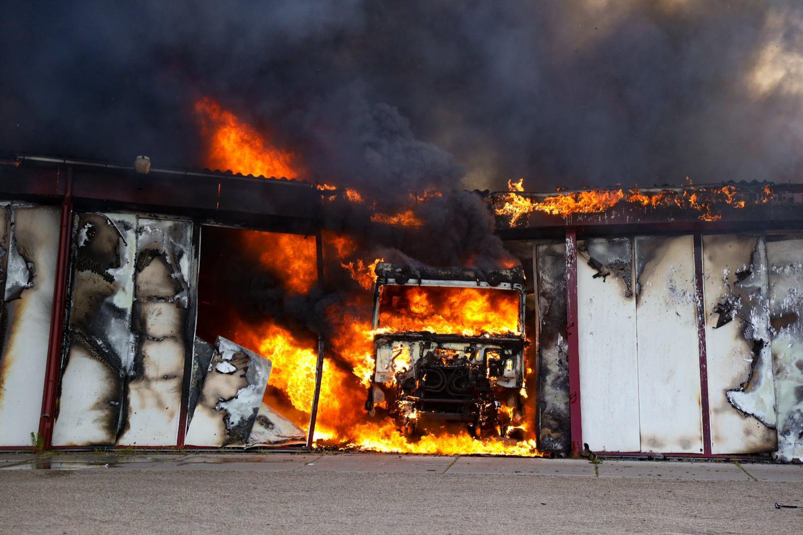 Grote brand in Heteren, rookwolken in wijde omtrek te zien