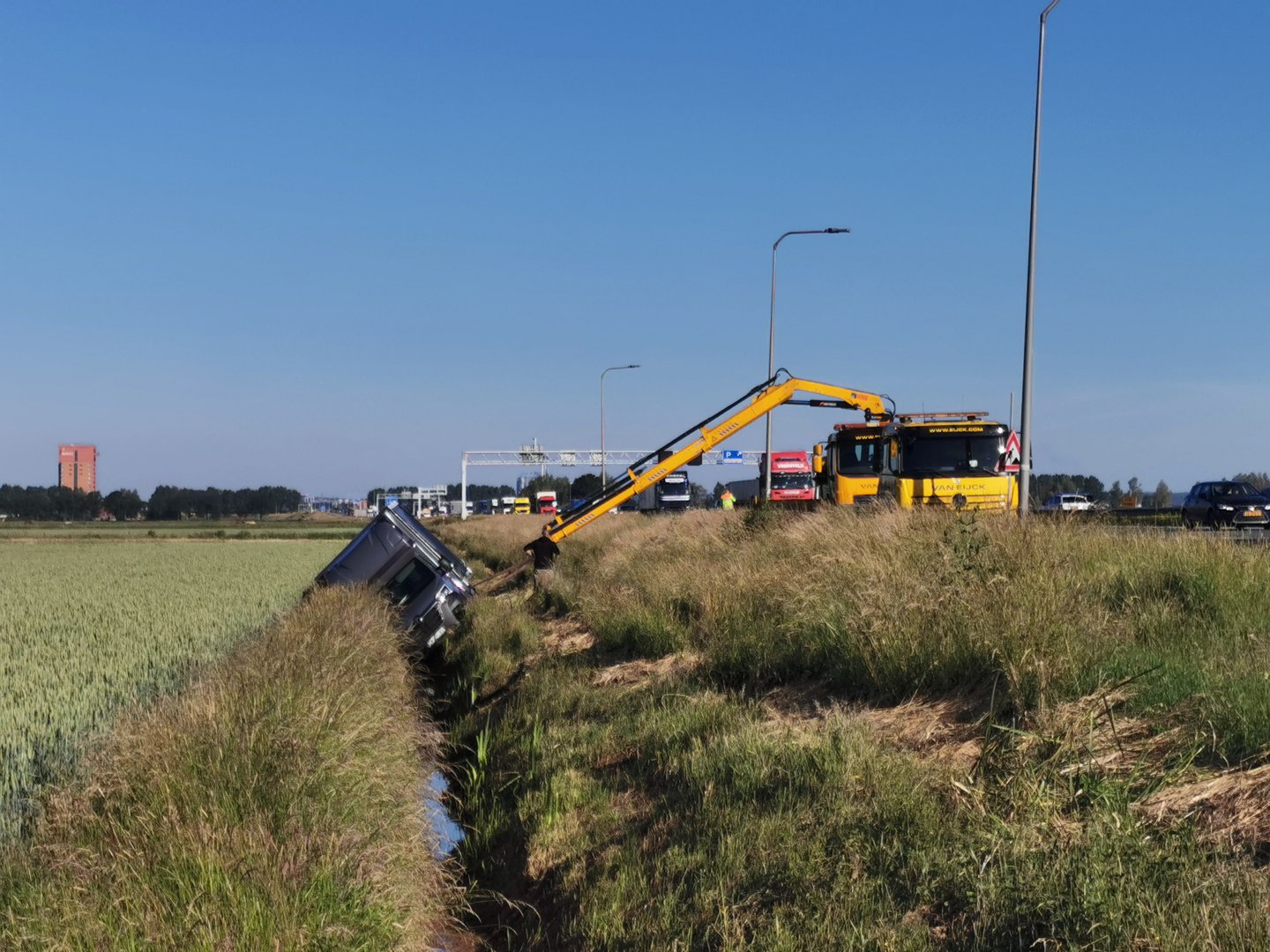 Vrachtwagentje belandt in de sloot langs de A12 bij Duiven