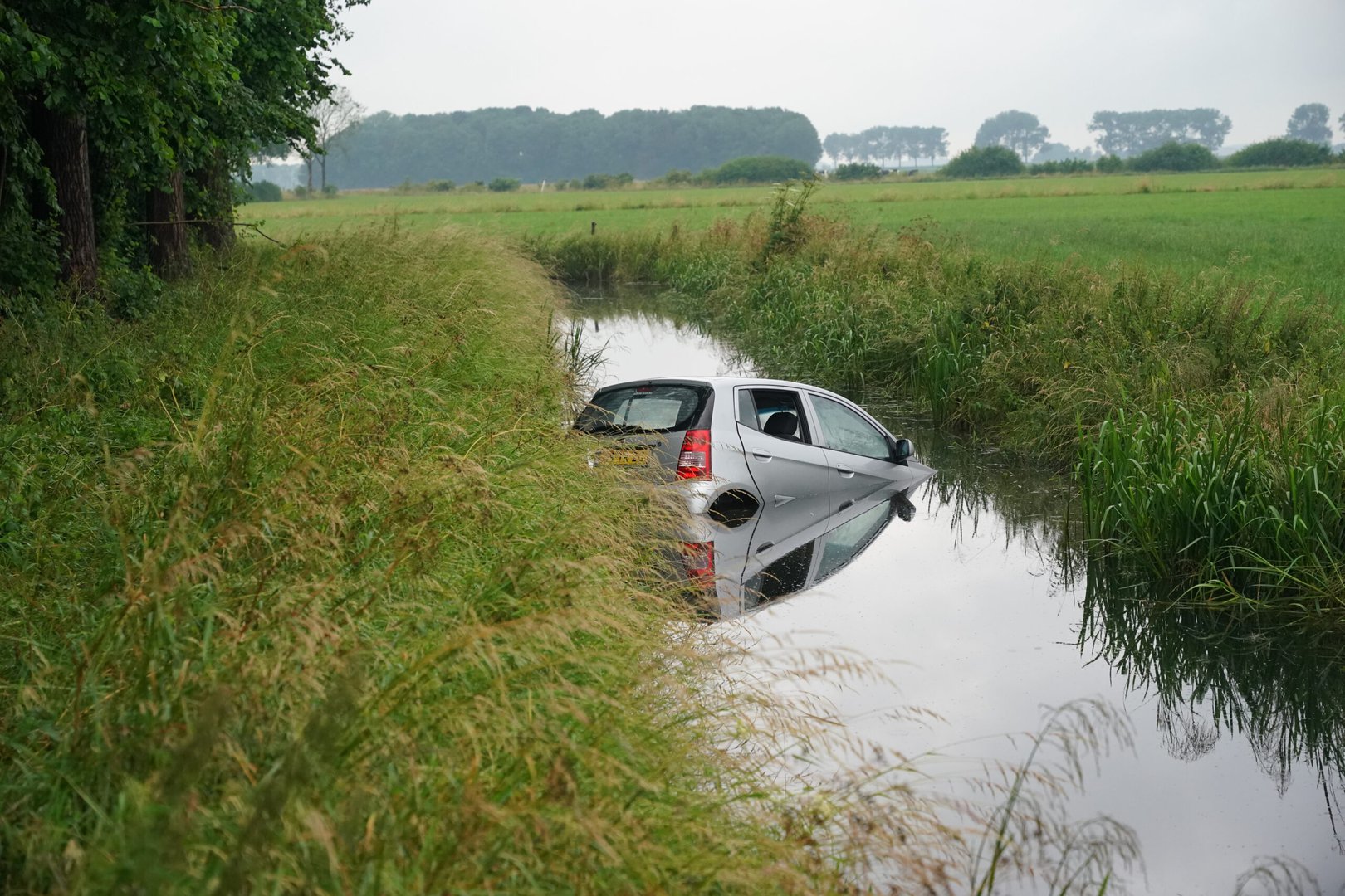 Bejaarde vrouw belandt met haar auto in de sloot