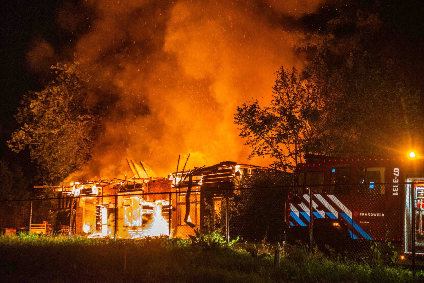 Woningen ontruimd bij grote brand in Oosterbeek