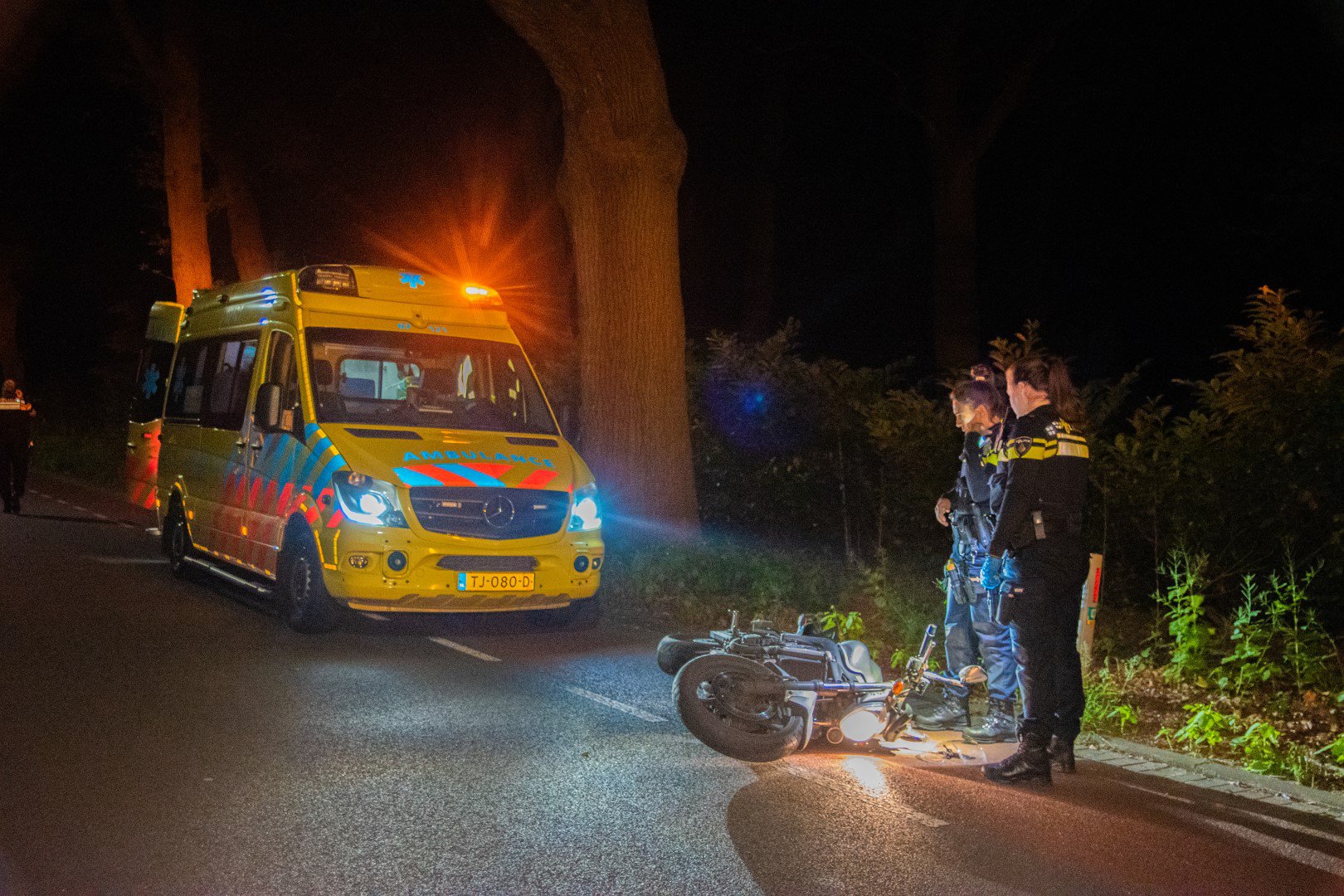 Motorrijder gaat onderuit door overstekend wild en belt zelf 112