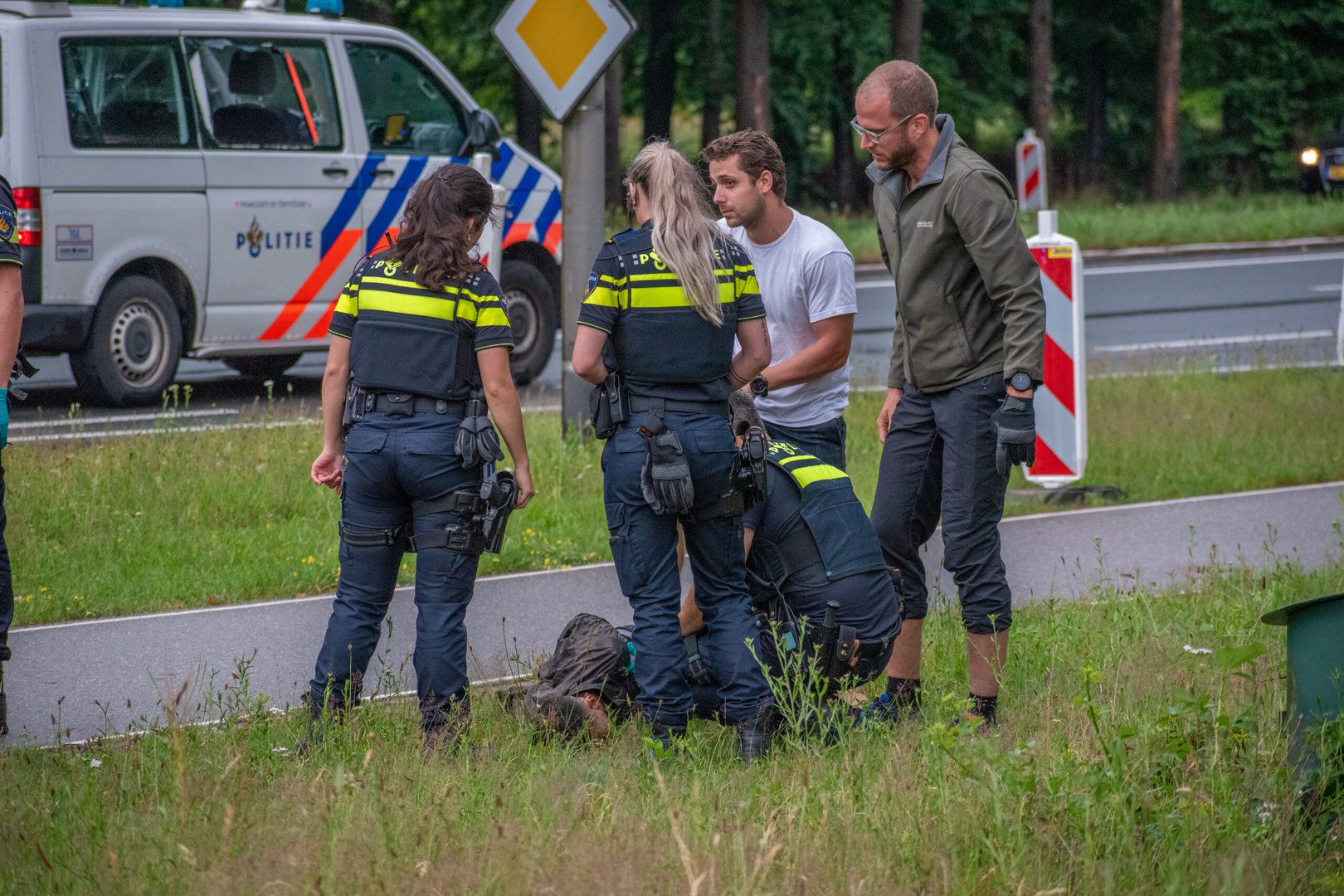Inbreker springt uit rijdende politieauto en raakt gewond
