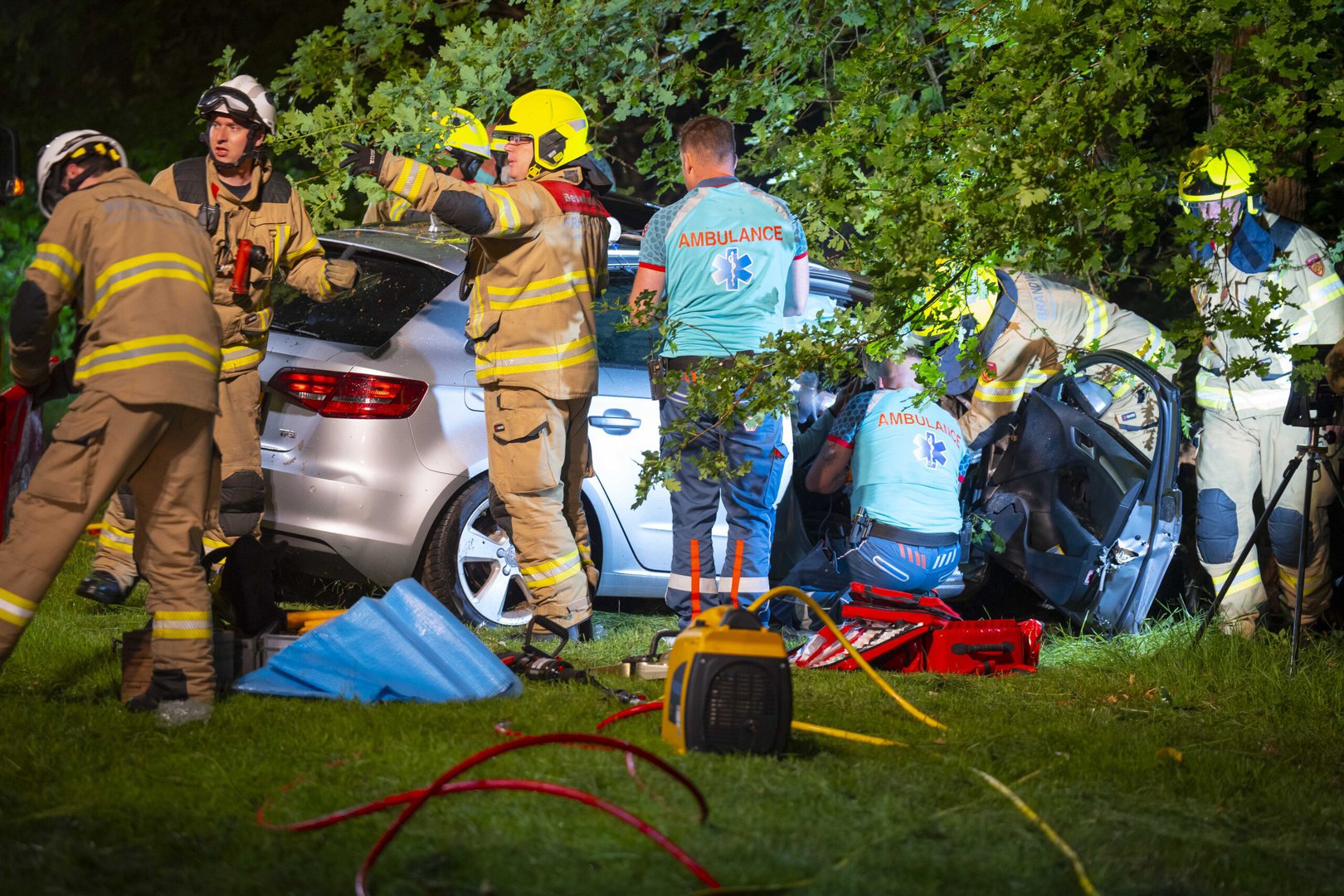 Jongens uit Velp (17 en 18) zwaargewond na crash Arnhem