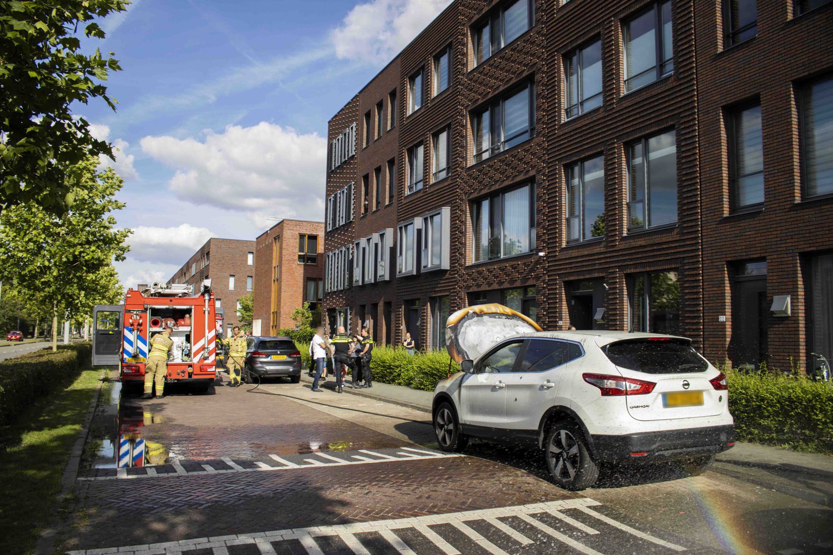 Auto flink beschadigd geraakt door brand in Arnhem