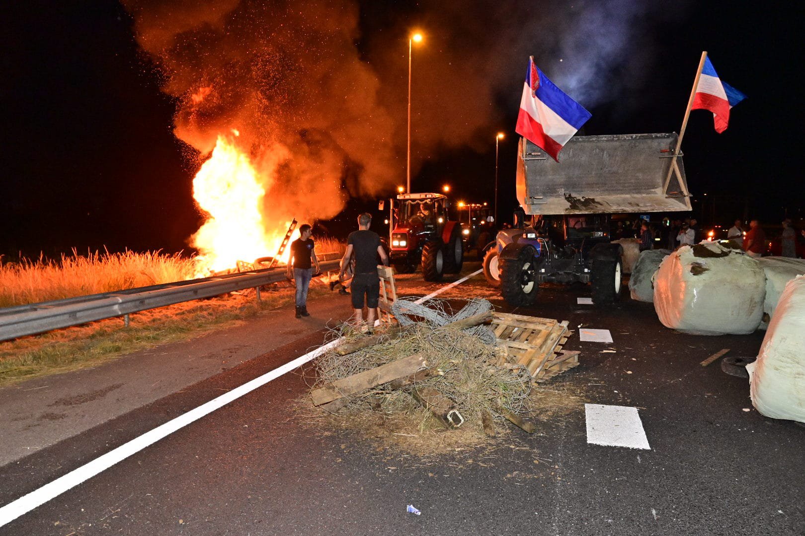 (Foto’s en video) Boeren stichten flinke brand bij A12 Babberich
