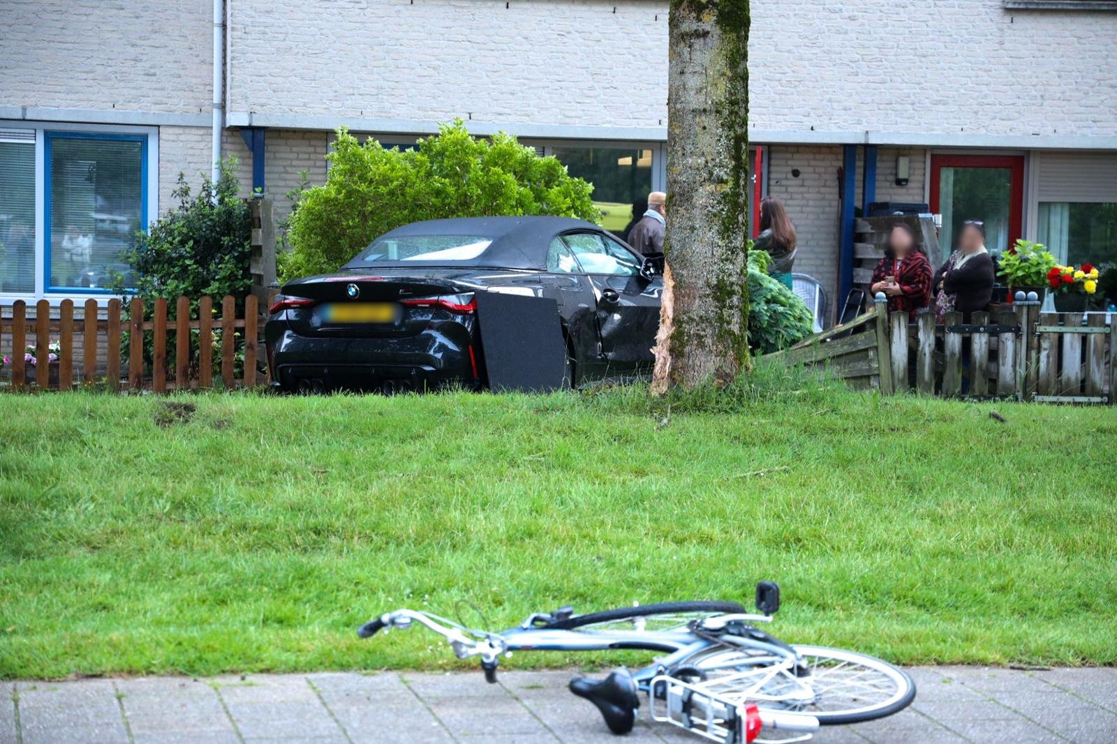 Fietsster door auto aangereden op fietspad: auto belandt in tuin van woning