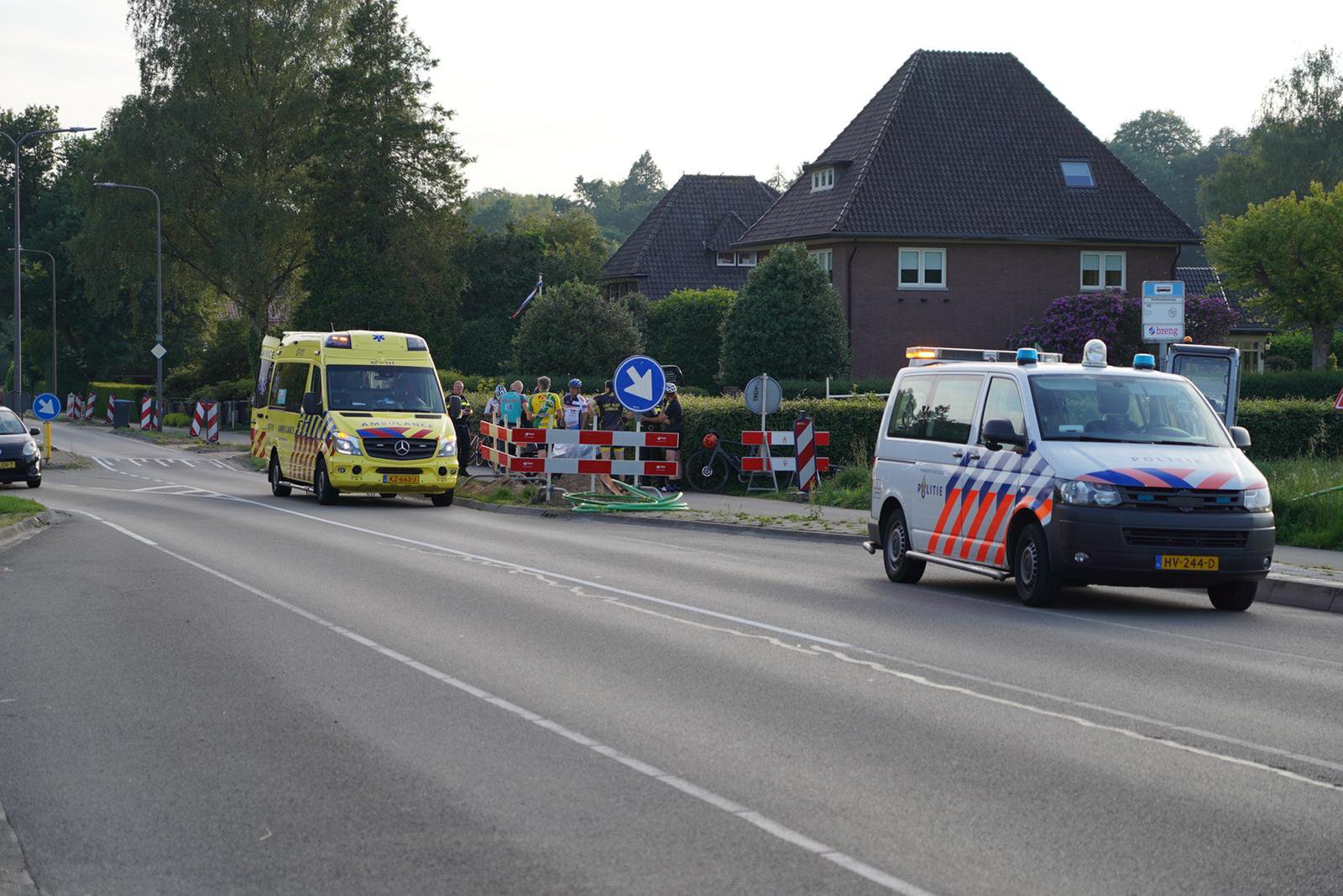 Wielrenster botst tegen borden wegwerkzaamheden en raakte gewond bij val
