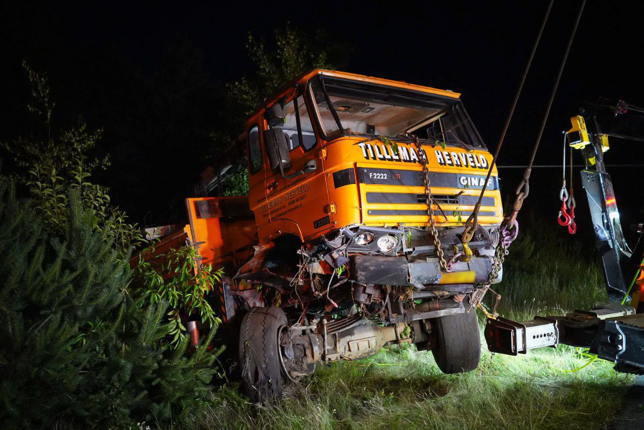 Vrachtwagen belandt onderaan talud bij ongeval A50
