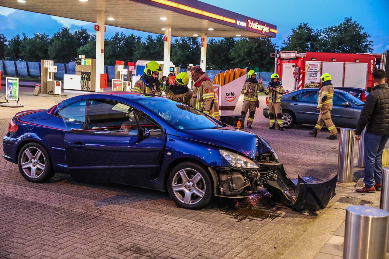 Automobilist rijdt bijna shop tankstation binnen langs de A30
