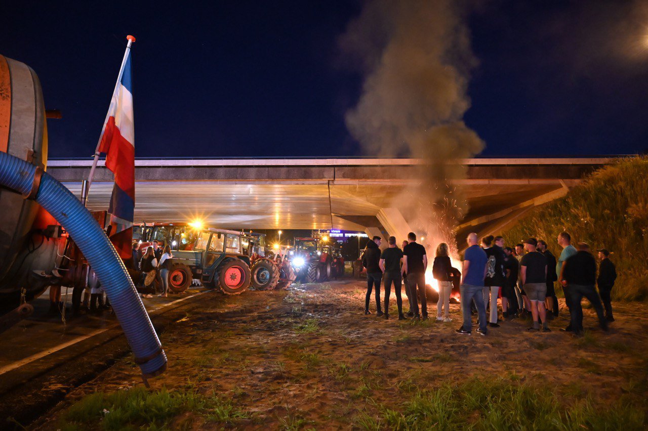 Boeren leggen Knooppunt Velperbroek bij Arnhem plat