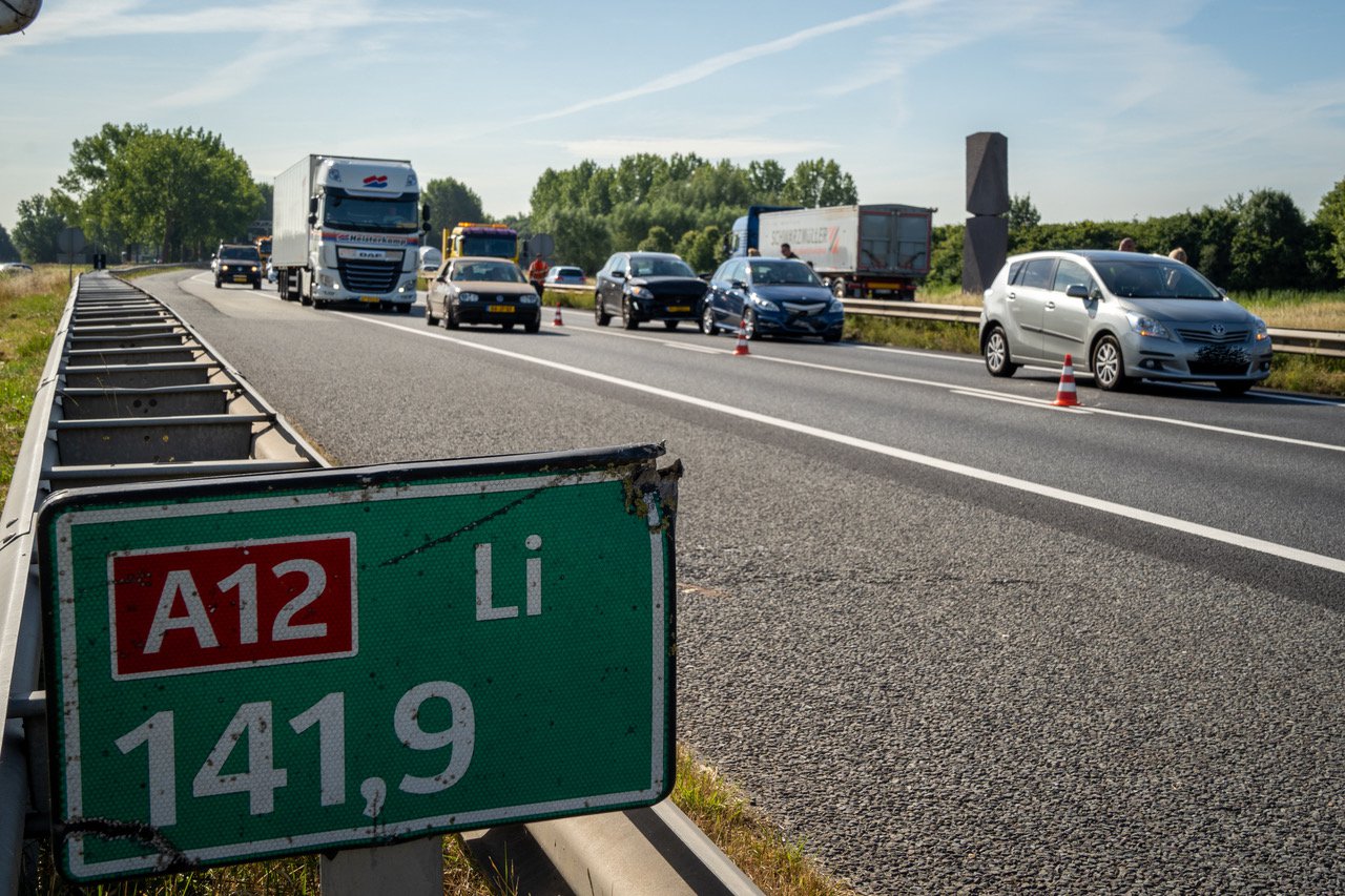Flinke file op de A12 door aanrijding tussen drie auto’s