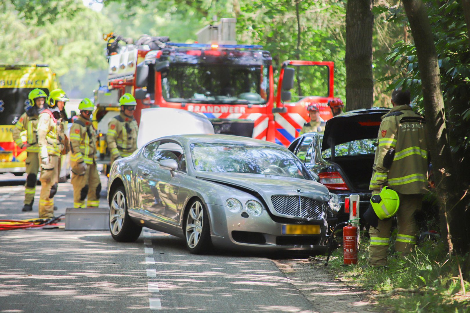 Peperdure Bentley in de prak bij ongeval, een gewonde en aanhouding