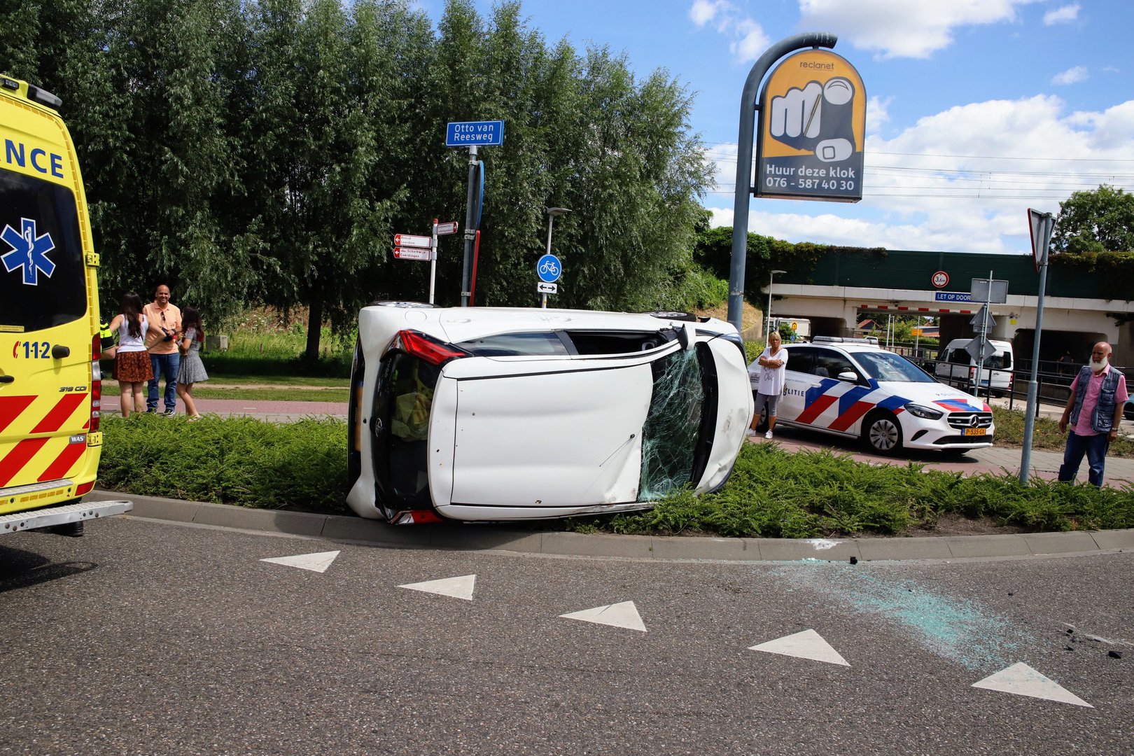 Auto belandt op zijn zijkant na botsing met motor