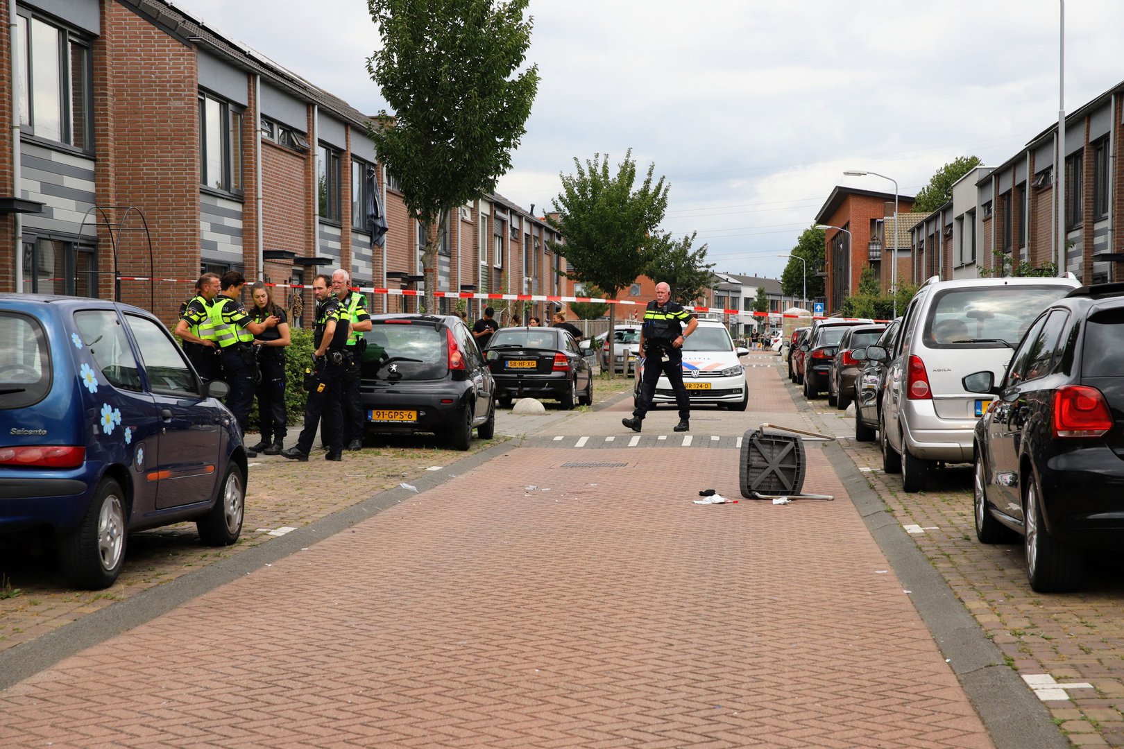 FOTO UPDATE: Man steekt tweetal neer, springt uit raam en wil ook agenten neersteken