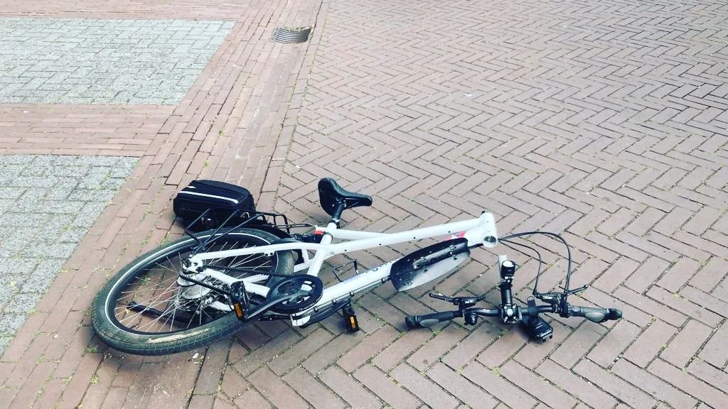 Wilde achtervolging in Arnhem: politiefiets breekt in tweeën