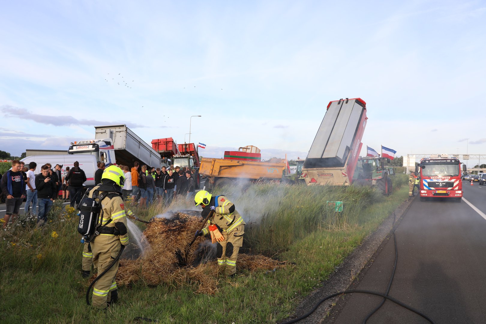 Boeren houden weer protestacties langs A12 en steken hooibalen in brand