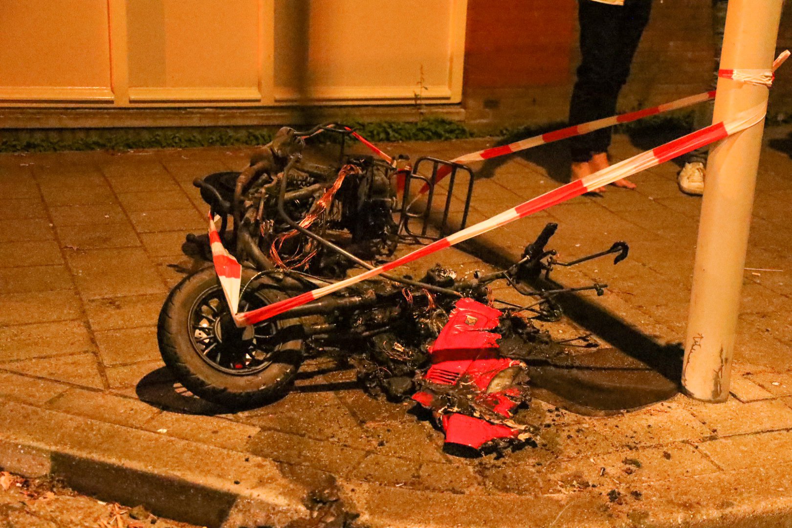 Scooter verwoest door brand in Arnhem: twee auto’s beschadigd