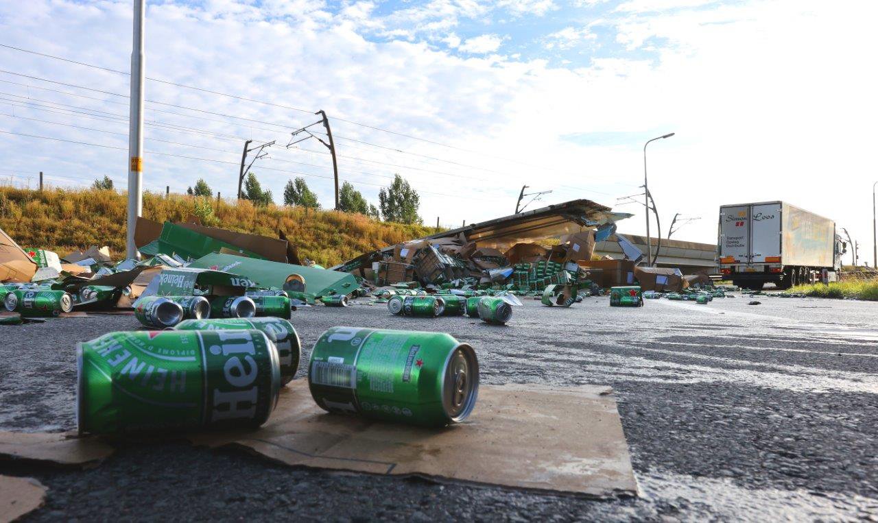 (foto’s) Vrachtwagen met 96.000 blikjes bier scheurt open