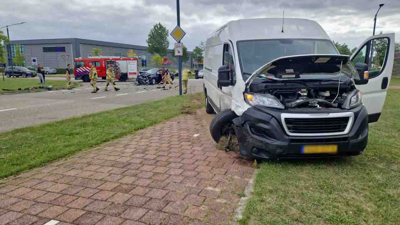 Ravage na ongeluk met bestelbus in Arnhem