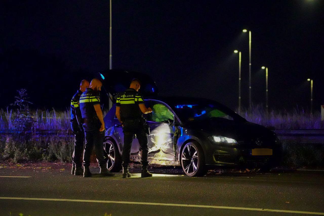 Auto knalt op de vangrail, bestuurder spoorloos