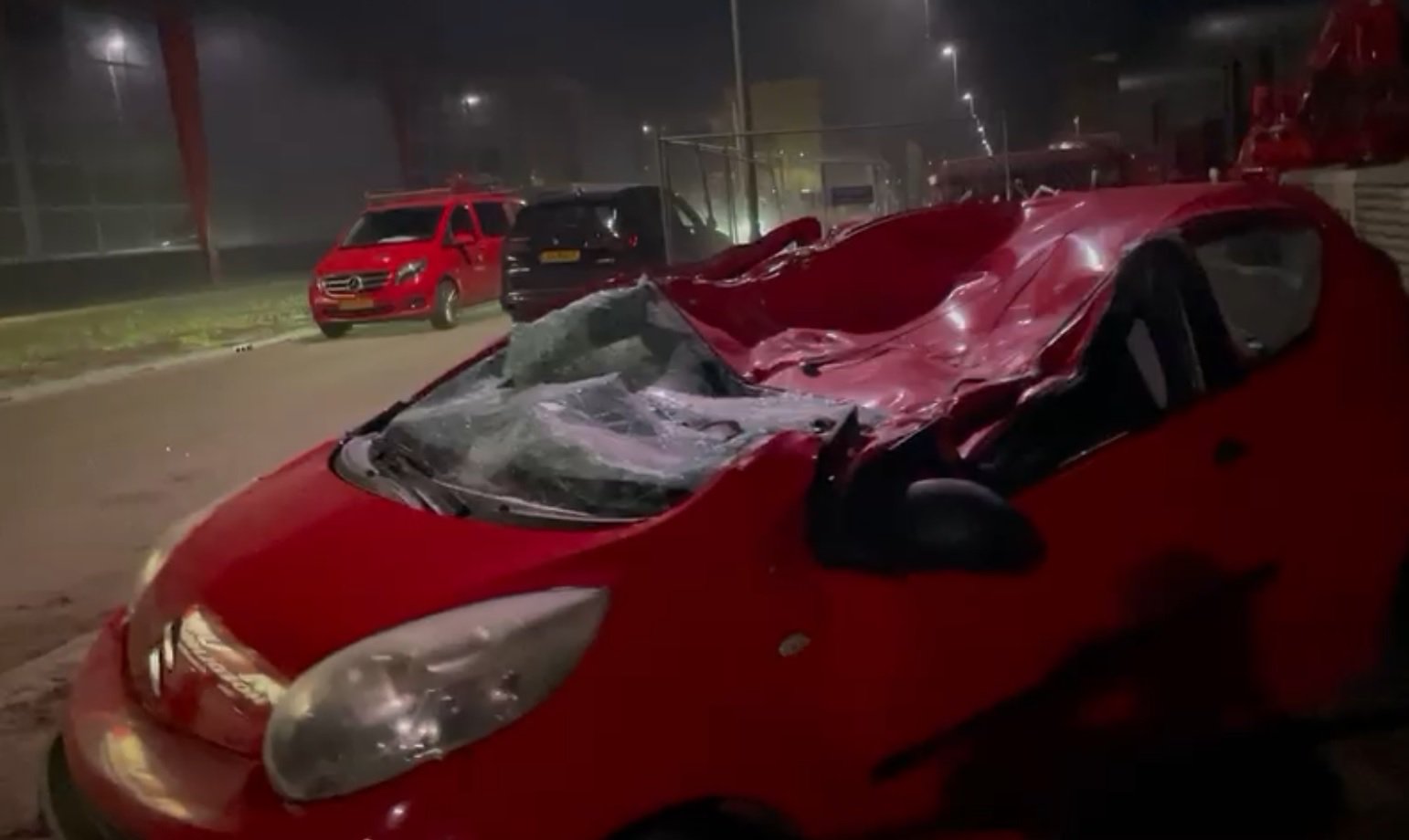 BIZAR: Auto van brandstofdieven vernield met verreiker, één aanhouding