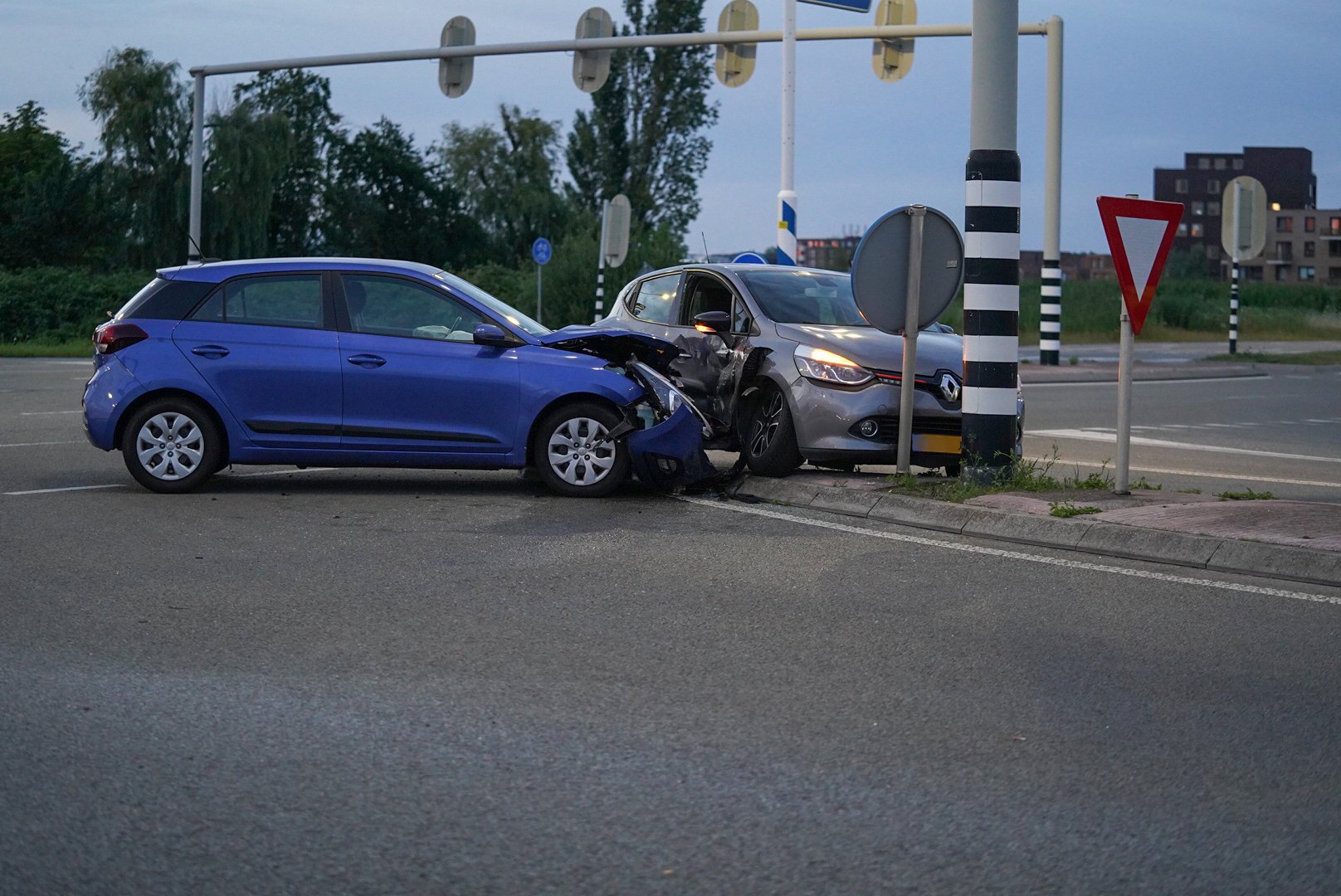 Forse schade na ongeluk tussen twee auto’s in Elst