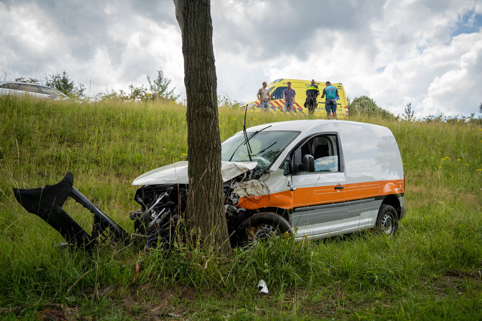 Automobilist belandt met voertuig onderaan het talud