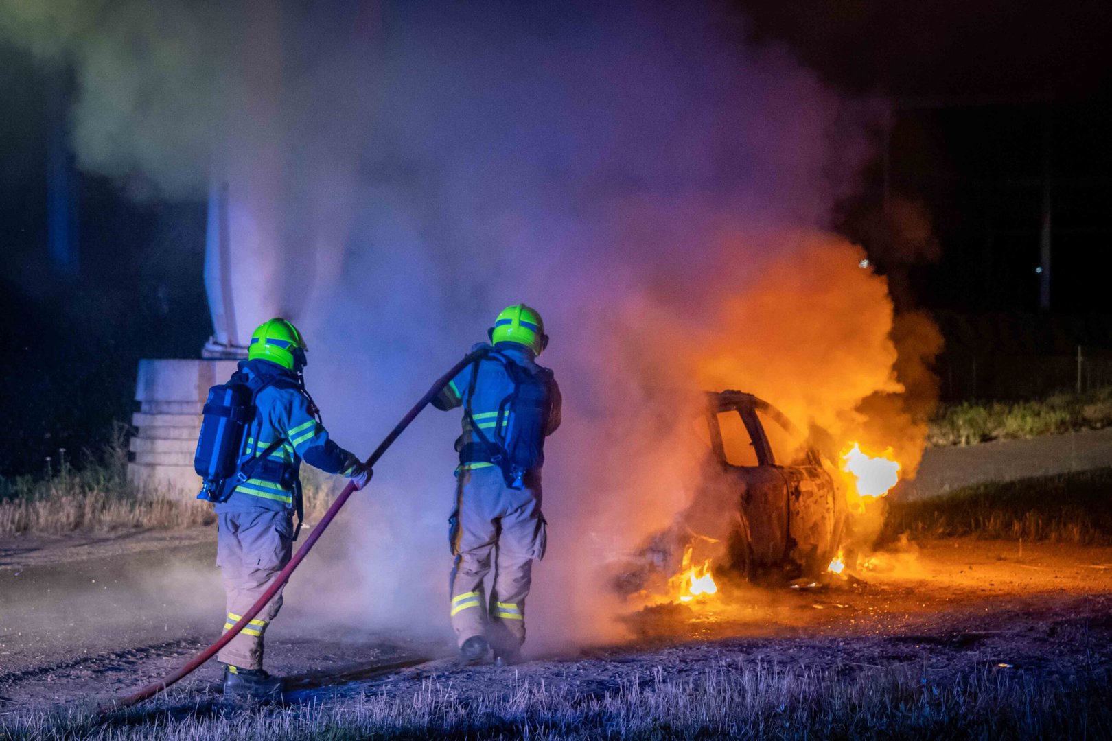 Mogelijk gestolen auto in brand gestoken onder viaduct Zevenaar