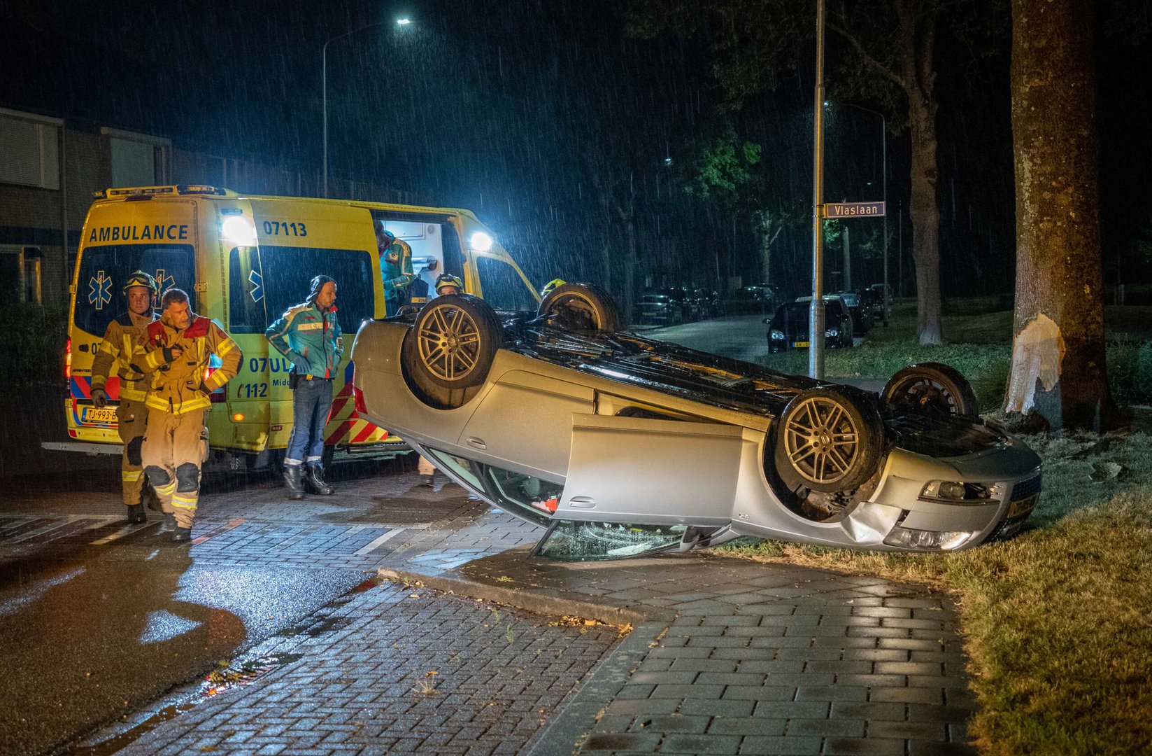 Auto slaat over de kop in woonwijk Zevenaar