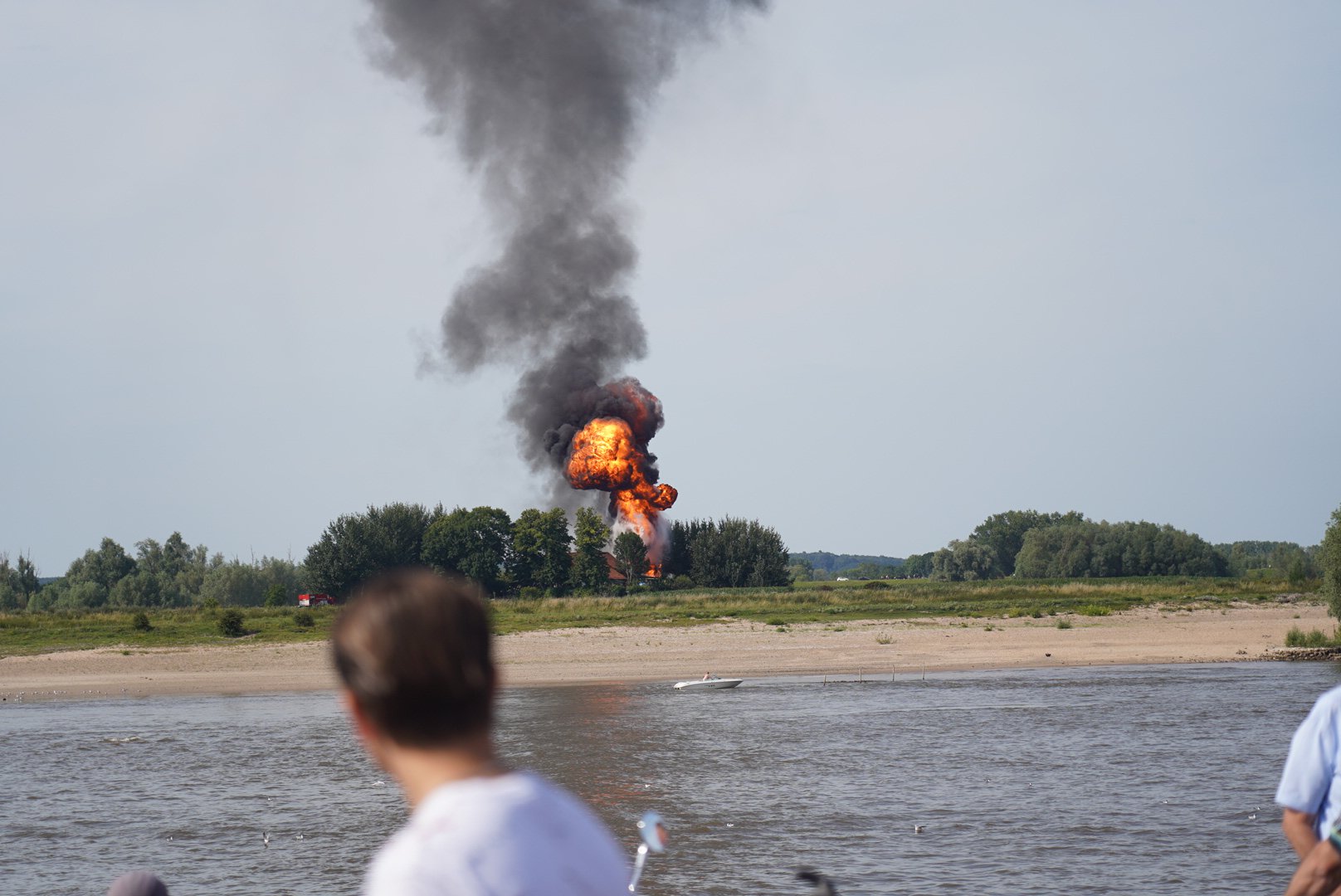 Ontploffing bij grote woningbrand