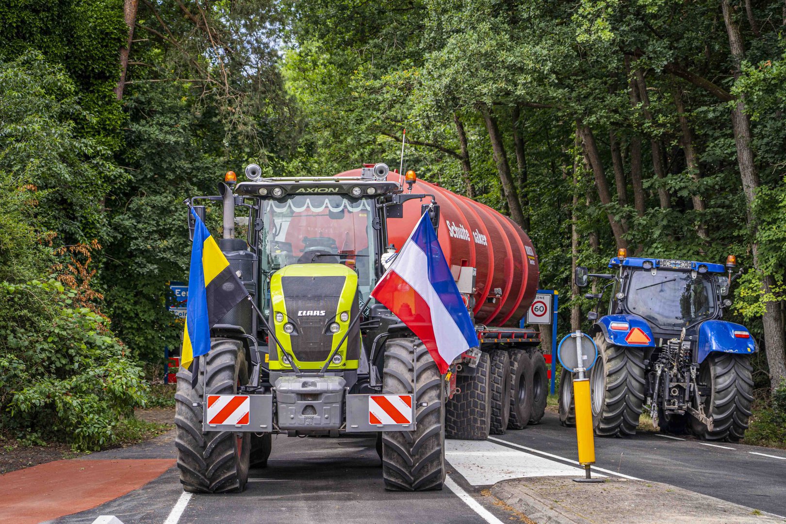 Boeren blokkeren bedrijventerrein in Eerbeek: “Onbekend hoelang we blijven”