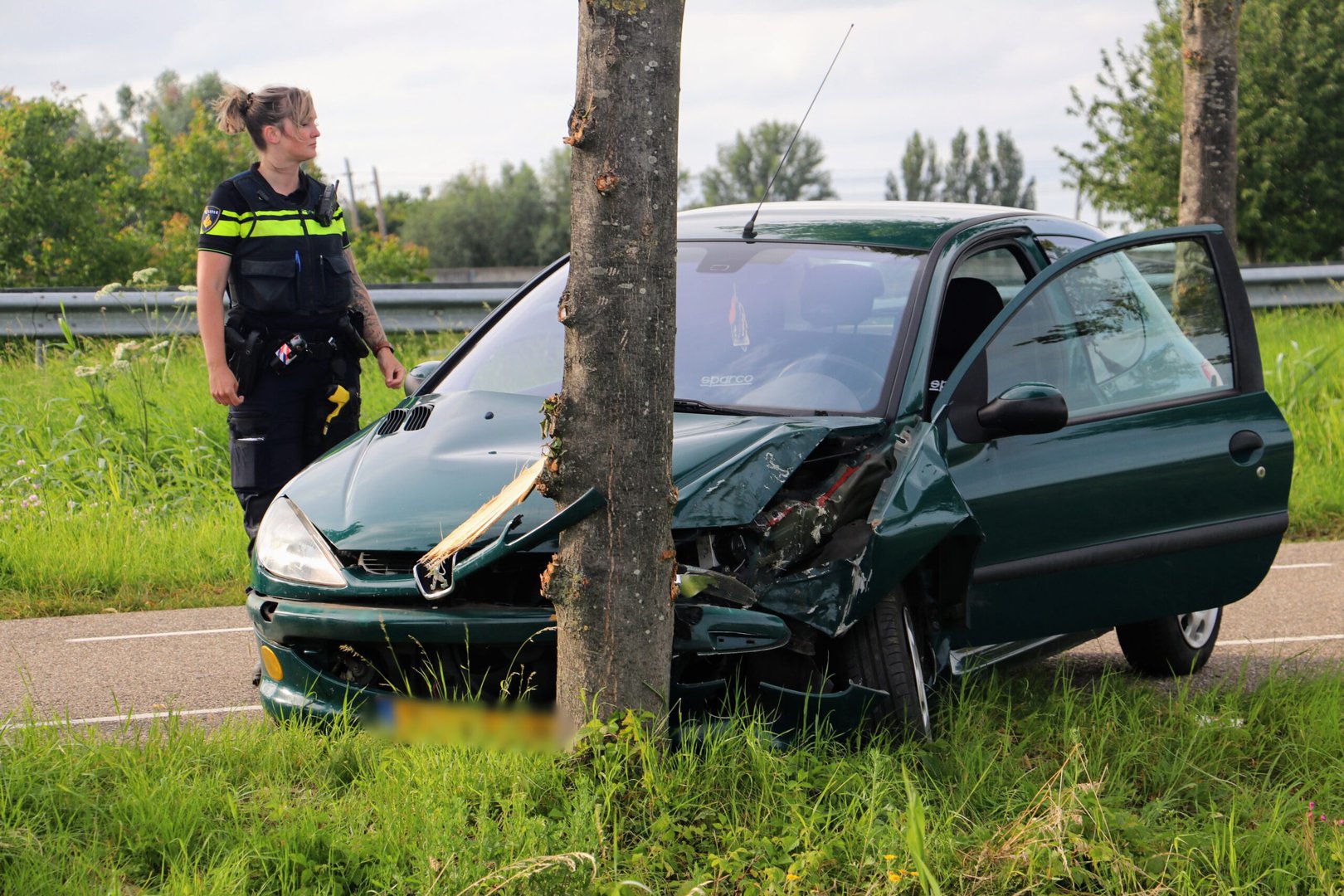 Auto knalt aan verkeerde kant van de weg tegen boom