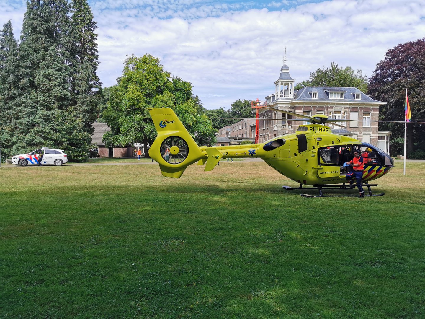 Persoon valt van hoogte bij AZC, traumahelikopter ter plaatse