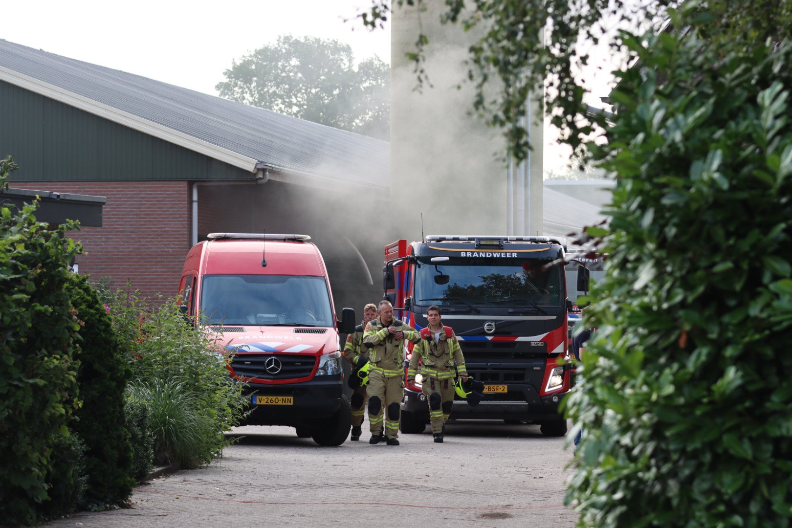 Rookontwikkeling bij brand in leegstaande kippenschuur