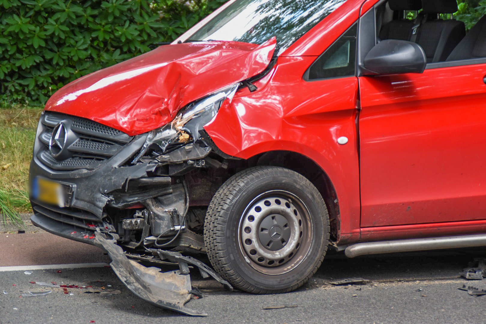 Gewonde nadat busje achterop auto knalt
