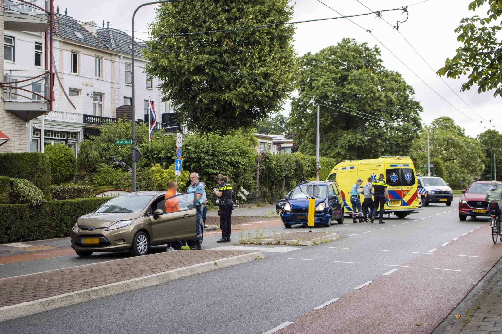 Aanrijding tussen drie auto’s op de Hoofdstraat in Velp