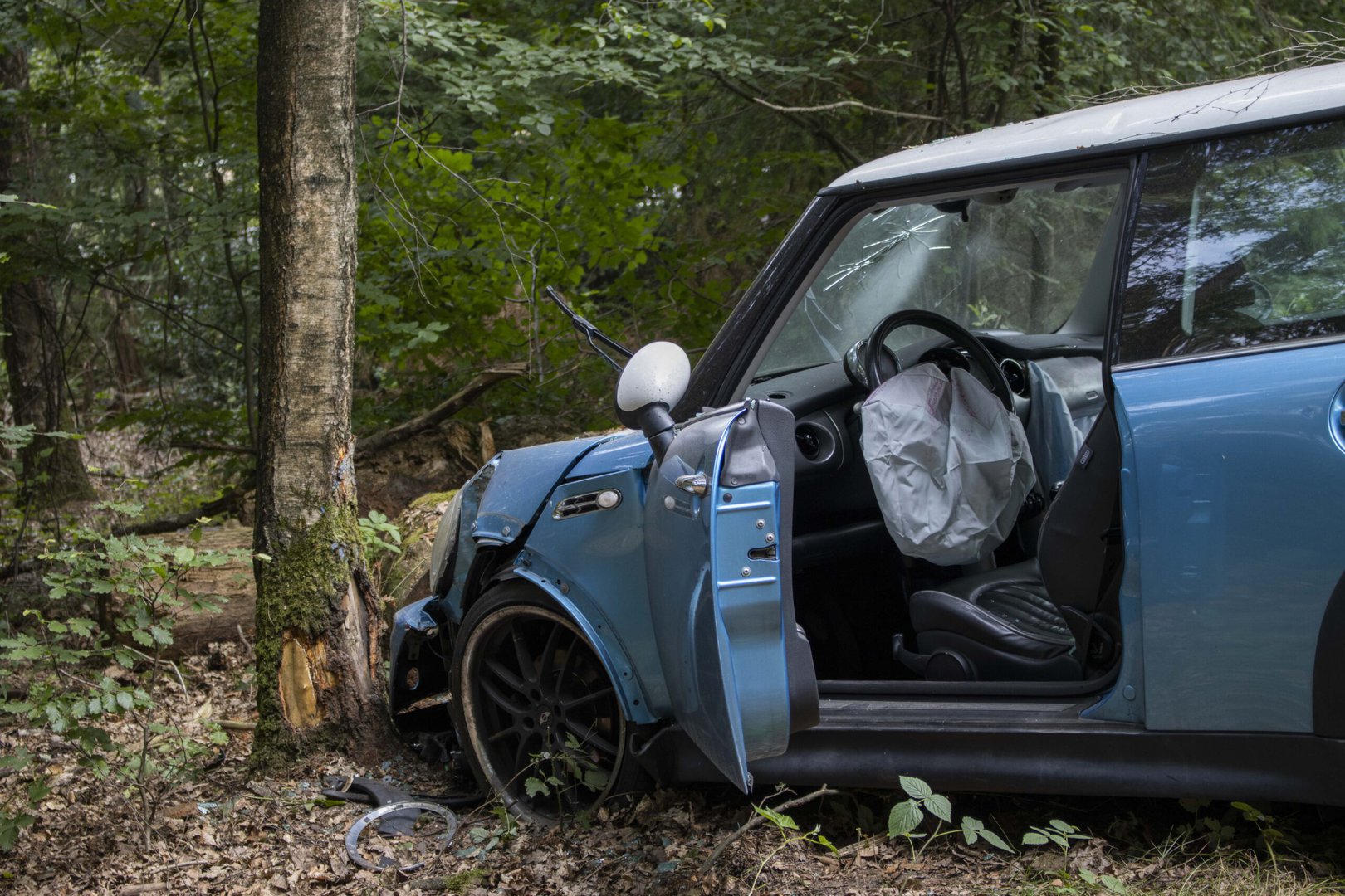 Auto knalt tegen boom op Bovenallee Velp