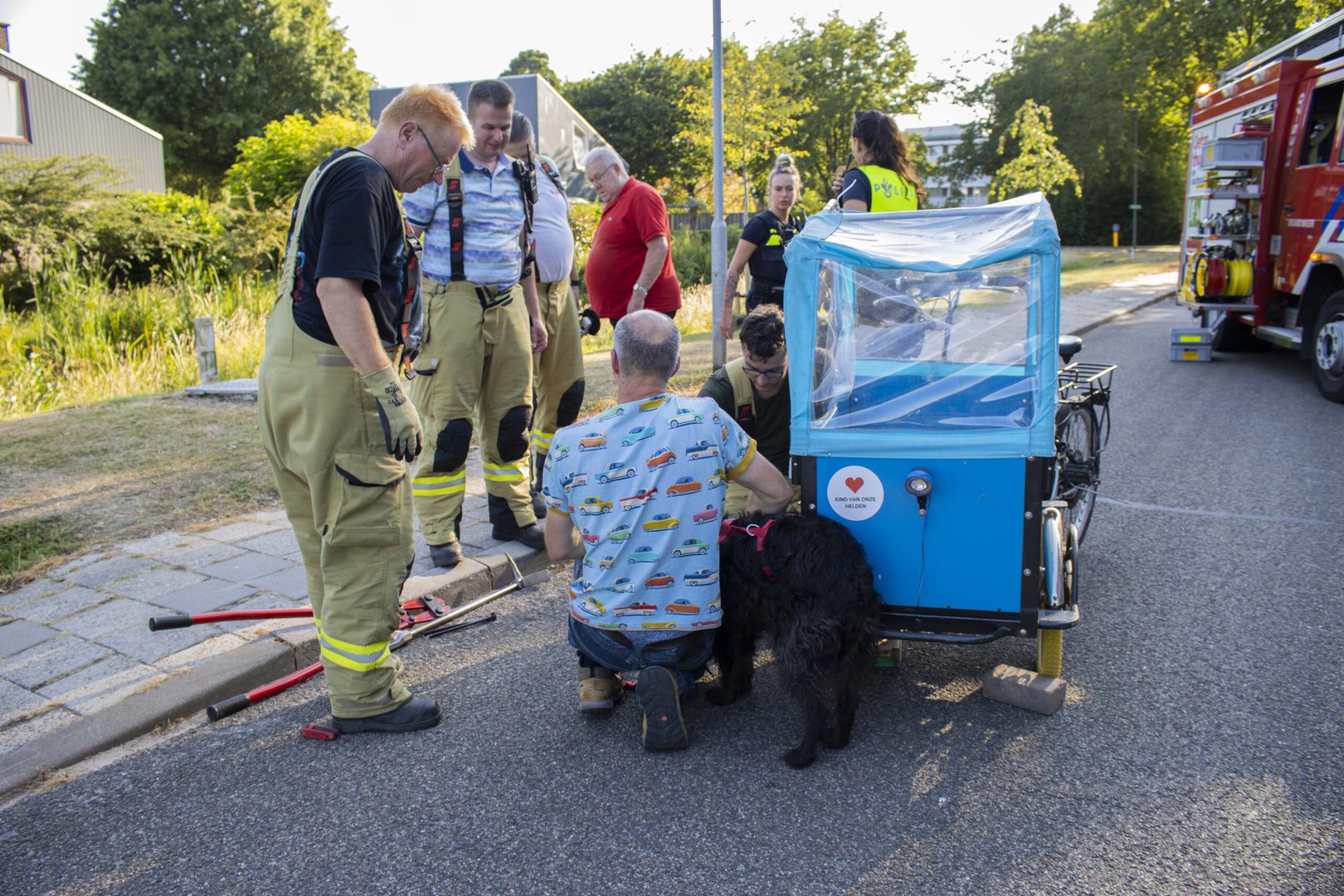 Hond vast tussen spaken van bakfiets, brandweer redder in nood
