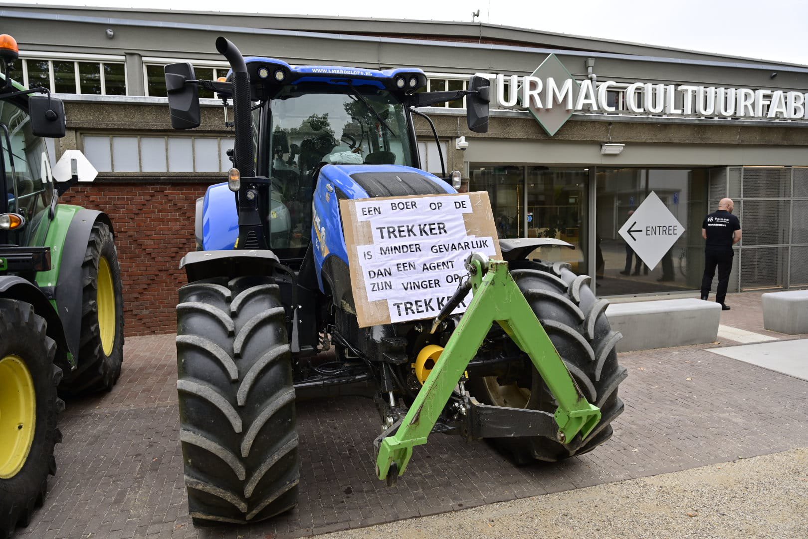 Boeren bij het Gemeentehuis in Zevenaar voor aanbieden petitie