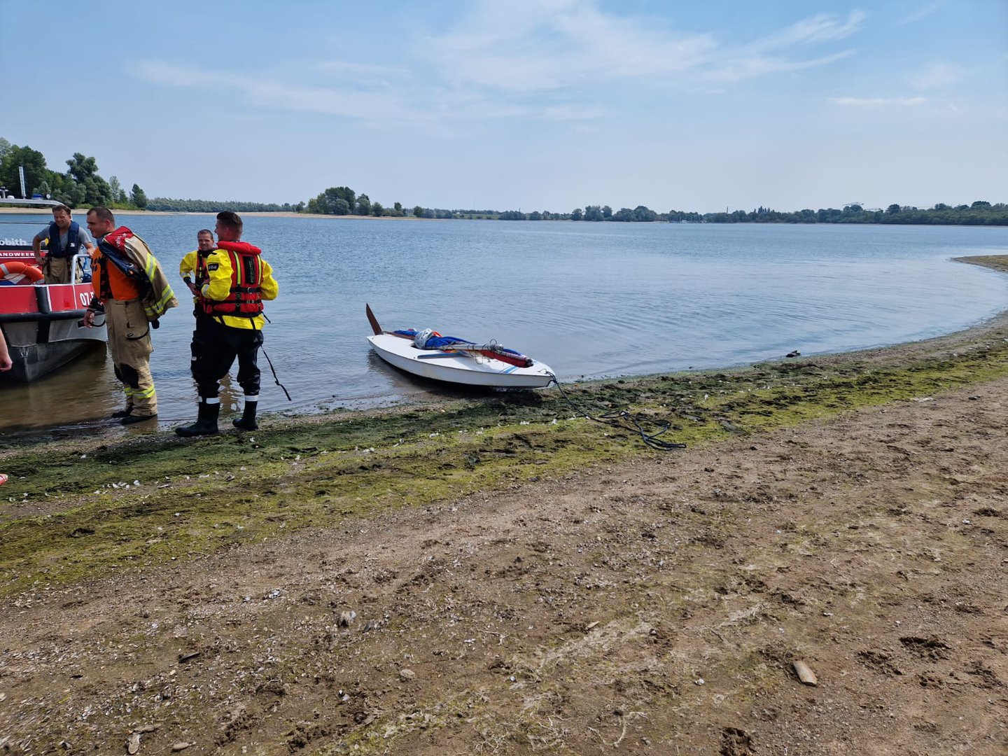 Vrouw tijdje vermist nadat bootje omslaat op plas bij Tolkamer