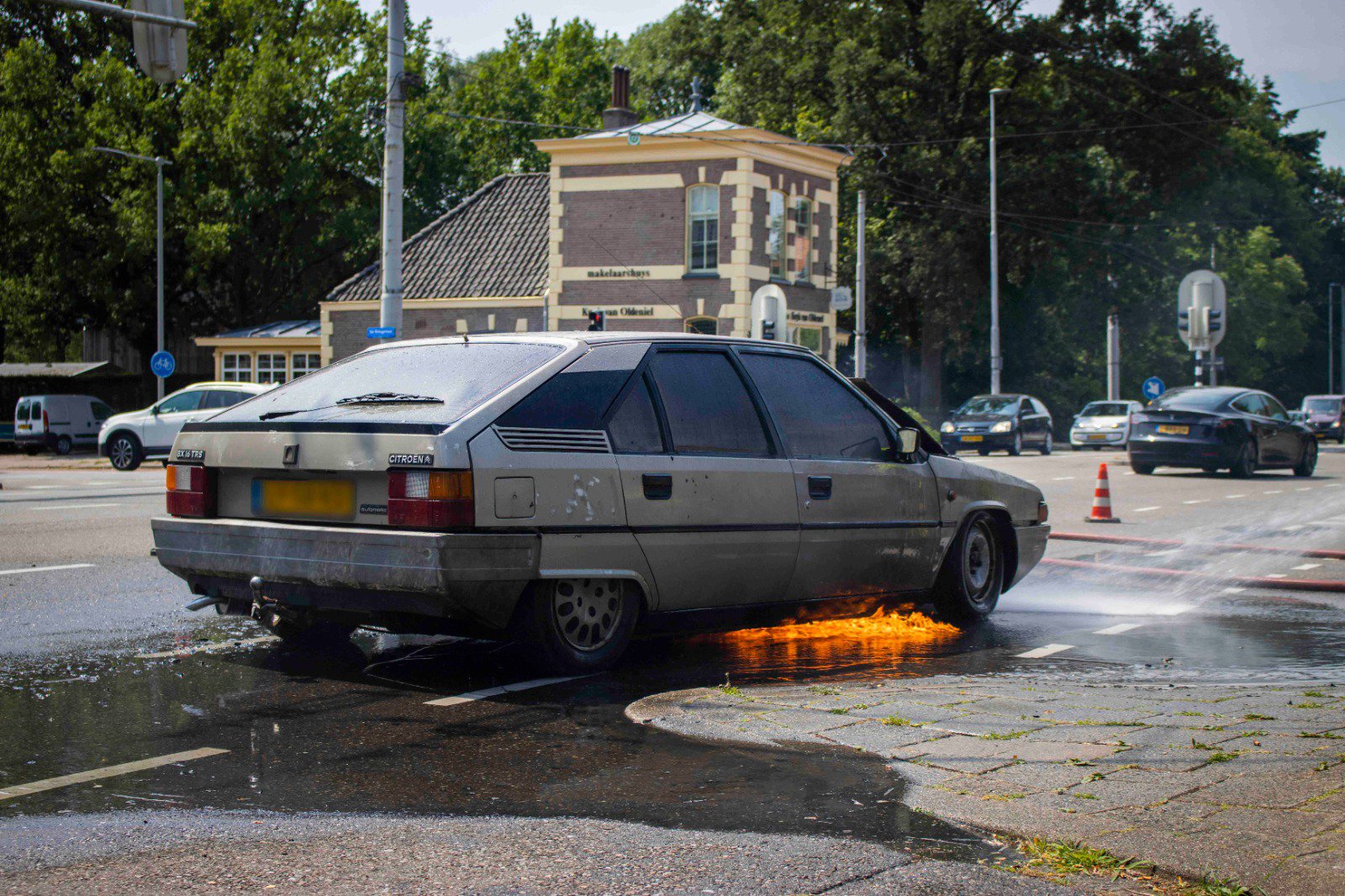 Auto in lichterlaaie op kruising in Arnhem-Noord
