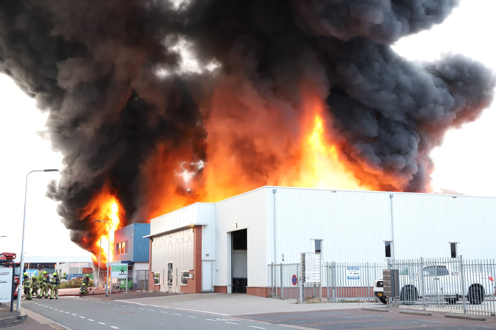 Zeer grote brand bij bedrijfspand in Beesd
