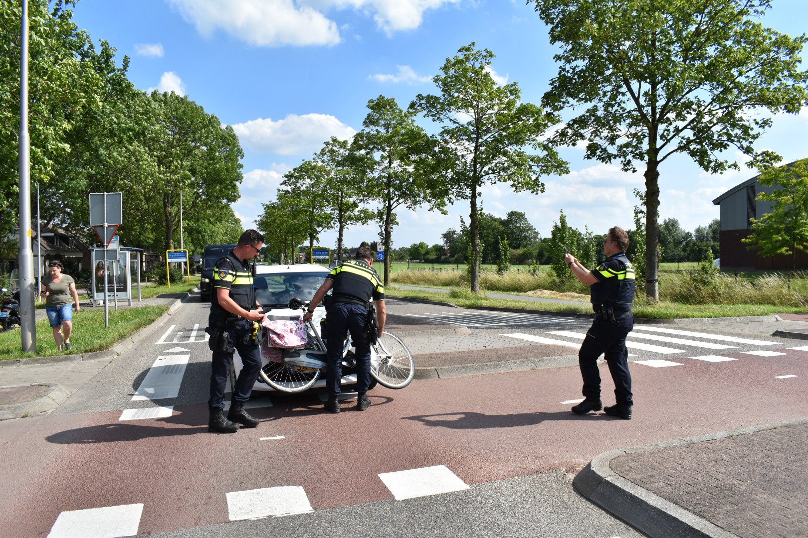 Fietsster geschept op beruchte rotonde in Bemmel