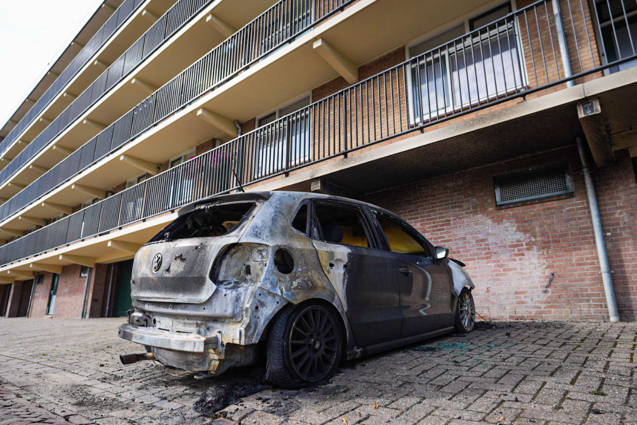 Autobrand onder flat galerij blijkt vermoedelijk aangestoken