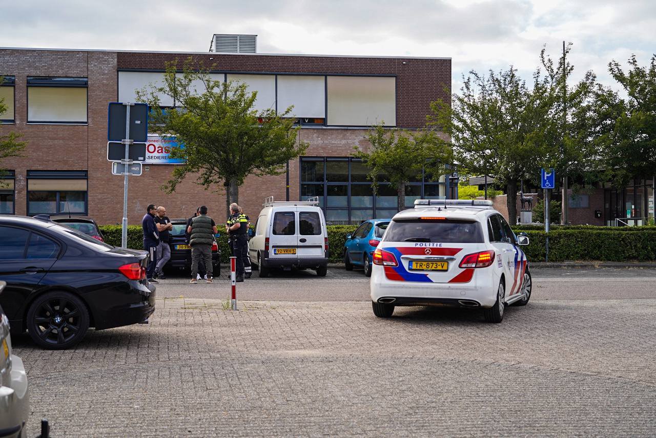 Minderjarigen op een bankje met ‘vuurwapen’, politie lost waarschuwingsschoten