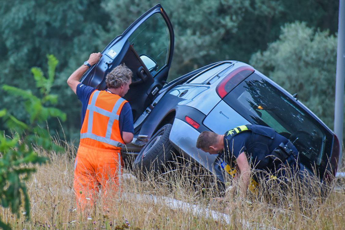 Automobilist parkeert op de vangrail in Arnhem